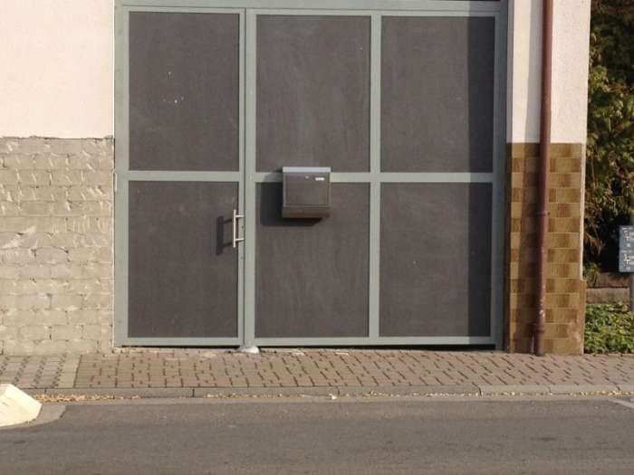 Tor mit Steinfliesenplatten