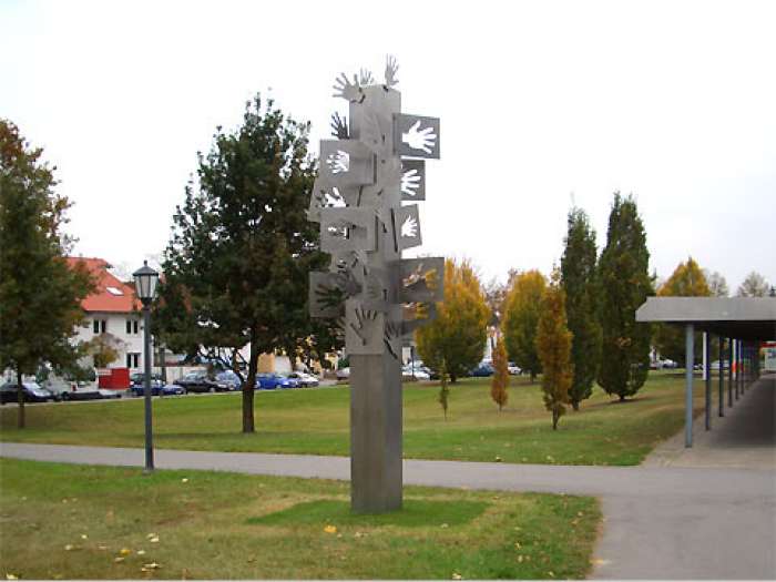 Großplastik in Edelstahl<br>
<i>Hände - Werkzeuge des Lebens</i><br>
ausgeführt von R. Klumpp senior