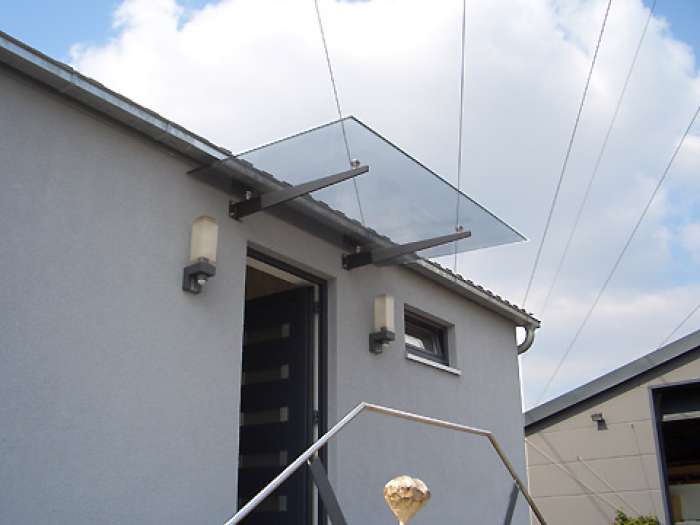 Glasvordach mit Schwertern unten