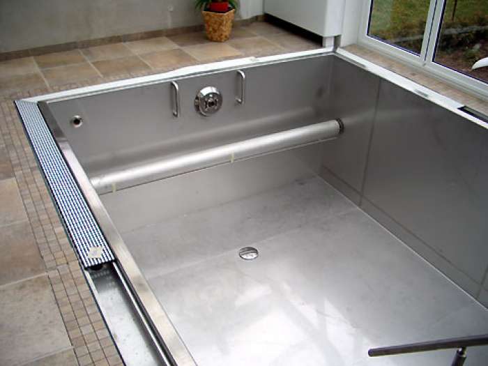 Schwimmbecken mit Überlauf und Gegenstromanlage<br>
L x B x H    5 x 3 x 1,7 m