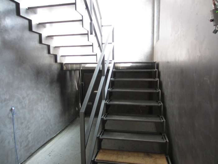 Stahltreppe roh, Oberfläche gewachst, Wangendicke 20 mm