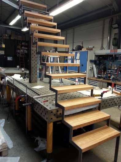 Treppe mit Holzstufen ohne Schrauben